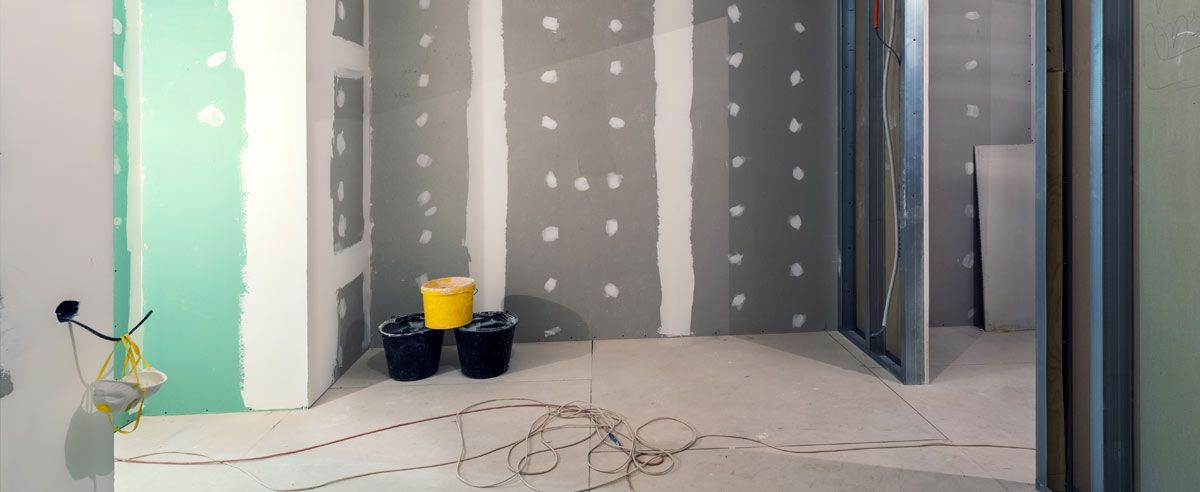 Trockenbau einer Immobilie mit diversen Werkzeugen und Containern